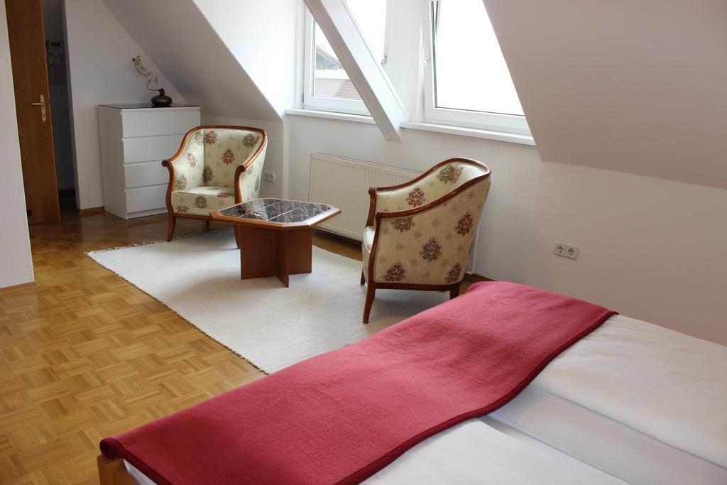 Ferienwohnung Und Gaestezimmer Korb Krumpendorf الغرفة الصورة